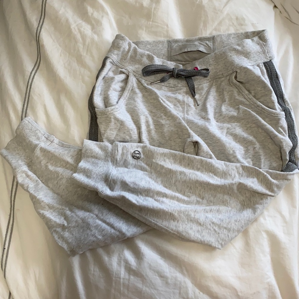 Lululemon heather grey crop sweatpants
